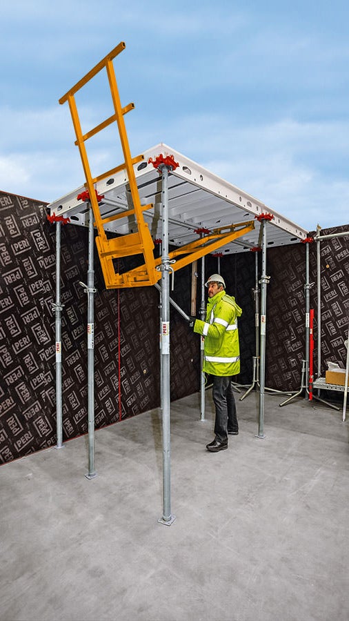 The guardrail unit ensures the safety of personnel and is easy to assemble. You can walk on the SKYMAX system as soon as the anti-fall protection has been assembled.