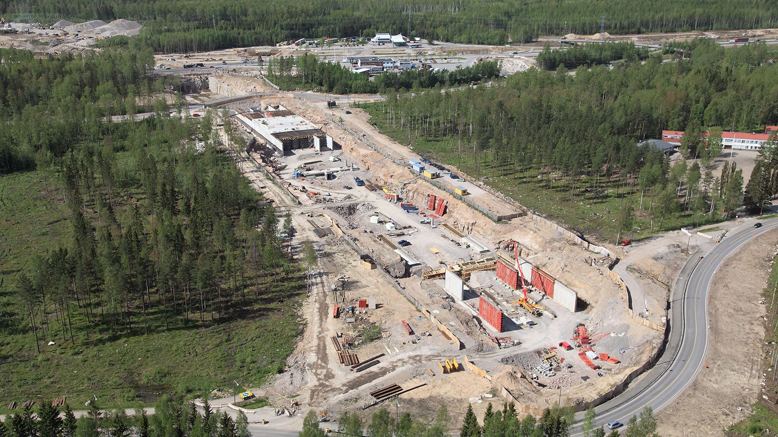 Kivistön asema sijoittuu aivan Hämeenlinnan moottoritien viereen.