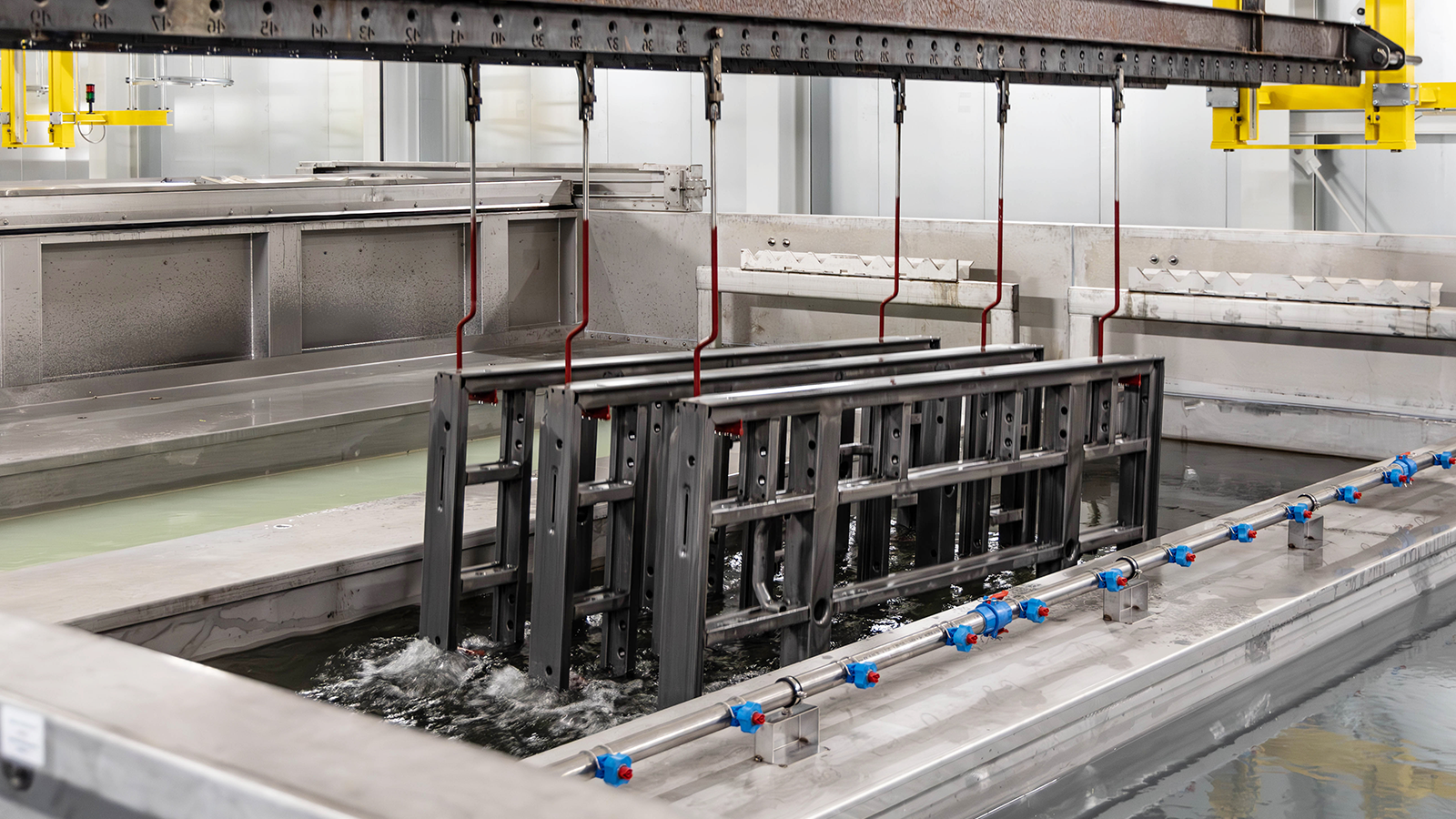 In terms of production technology, PERI has set a new milestone in over 55 years of company history by opening the surface technology hall. A key component of the PERIskin coating is VIANT from Chemetall/BASF.