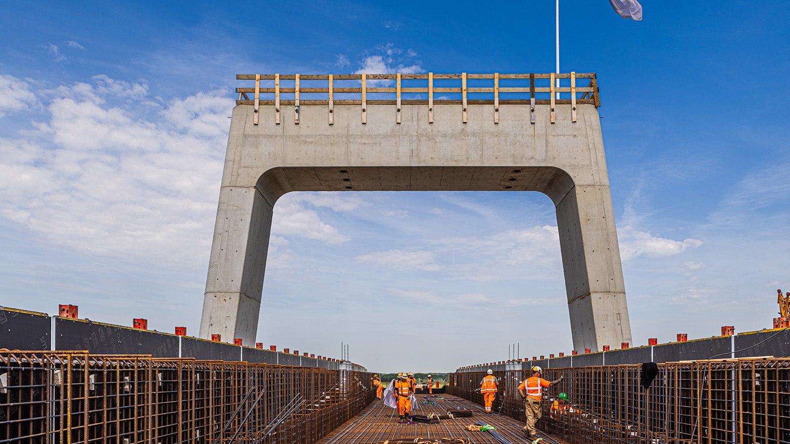Een trogbrug is een specifiek type brug, waarbij het brugdek tussen twee liggers is geplaatst, in plaats van erop. De overspanningen bedragen bijna 60 meter. De liggers vormen een u-vormige constructie en worden trogliggers genoemd. 