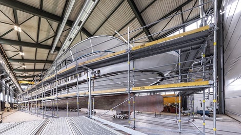 Con el método de construcción vertical del andamio de fachada PERI UP, es posible ajustar sin esfuerzo el andamio a la geometría del barco.