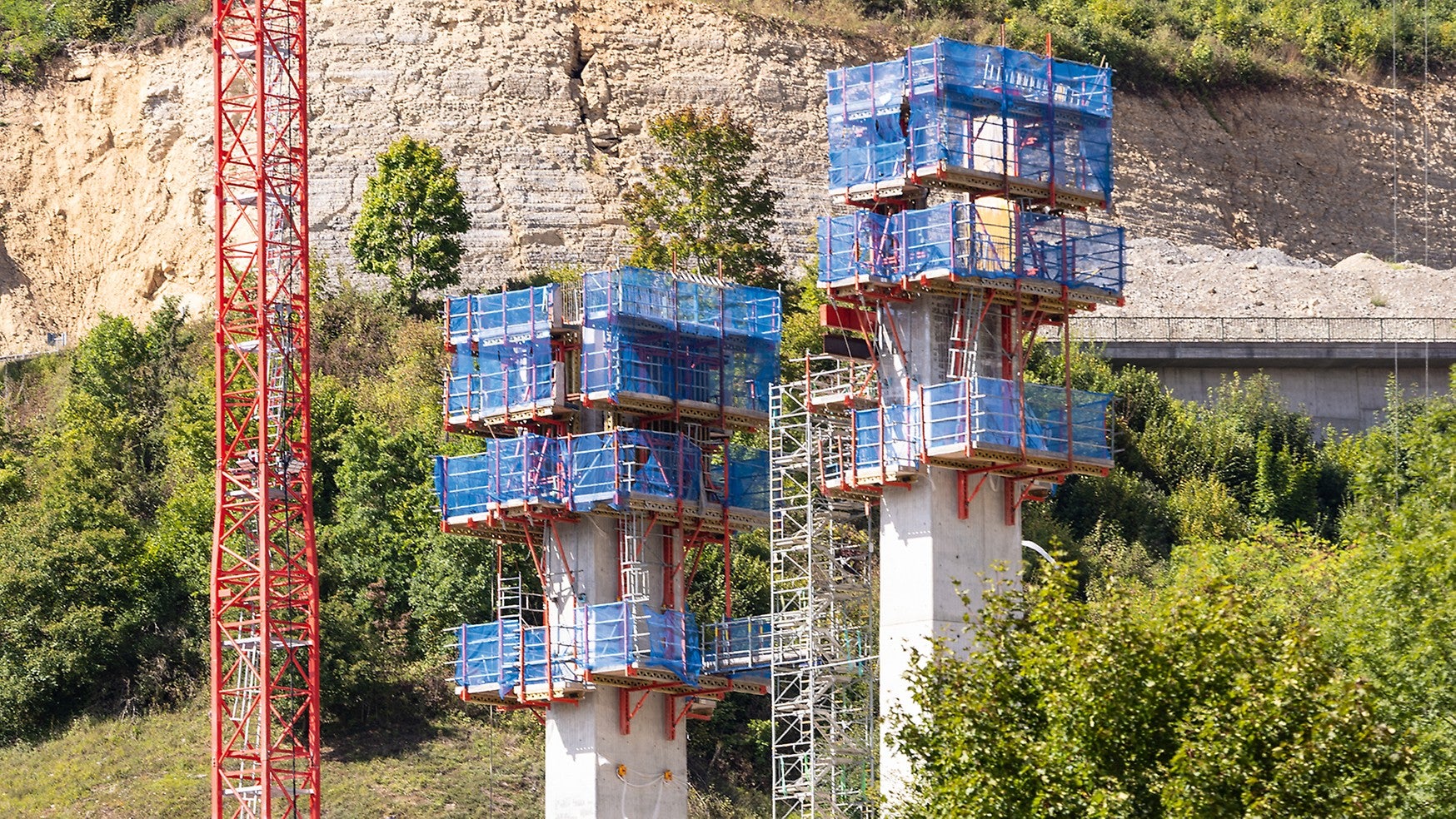 Bei der Errichtung der Brückenpfeiler kombiniert PERI das SCS Klettersystem mit der VARIO GT 24 Träger-Wandschalung. Die aufeinander abgestimmten Systeme ermöglichen einen effizienten Baufortschritt auch in großer Höhe.
