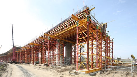 Wydajne i ekonomiczne podparcie ustroju nośnego mostu wieżami PERI VST, Droga S7 - Most MS6, Ostróda