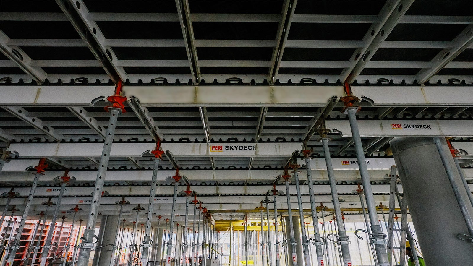 Budowa obiektu biurowego Towarowa 22 w Warszawie