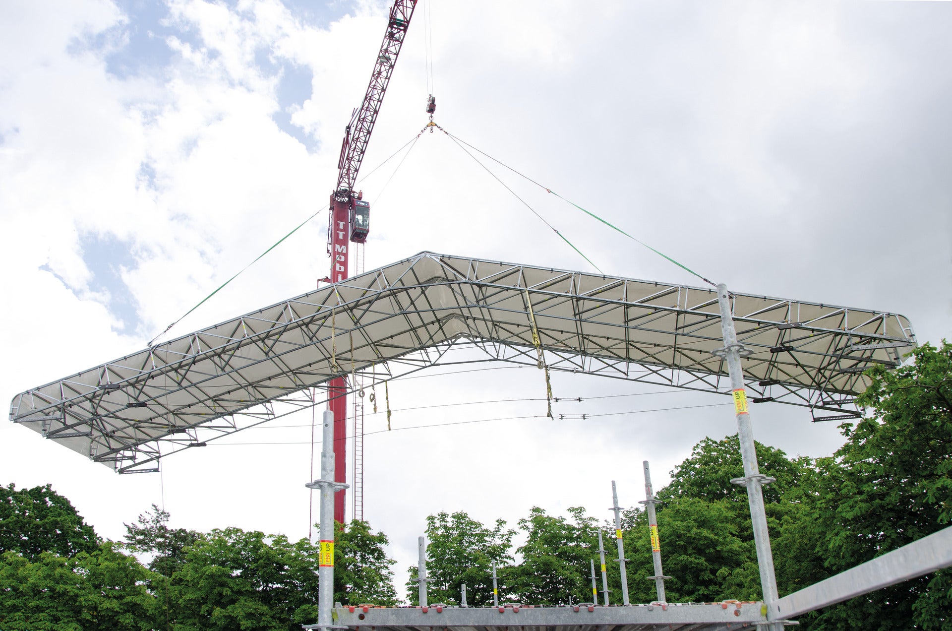 Montieren Sie die Bindereinheiten des PERI UP Wetterschutzdaches schnell und sicher vom Boden aus. Anschließend werden diese mit Hilfe eines Krans in Position gebracht.<br/>