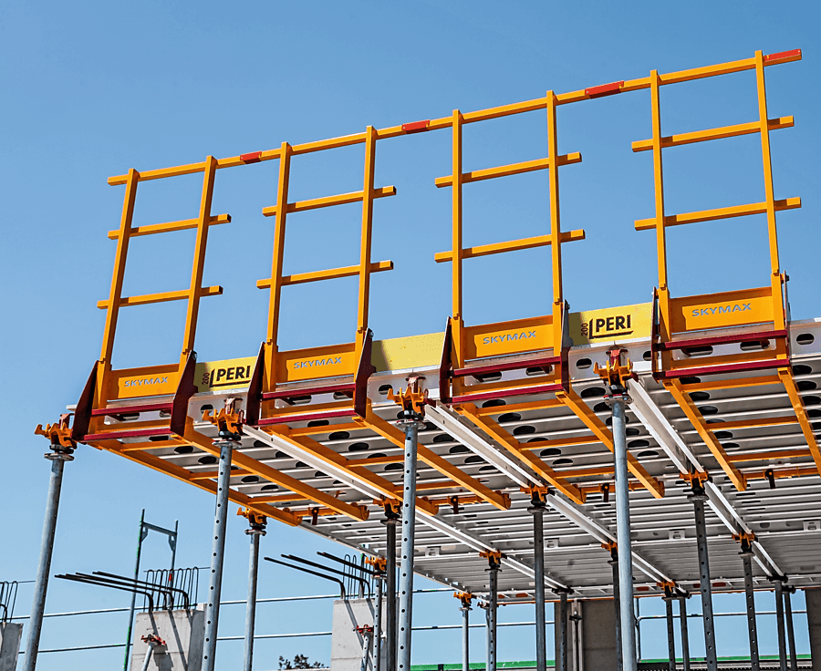 Mit der von unten hochschwenkbaren Geländereinheit lässt sich der offene Deckenrand aus ungefährlicher Position absichern.