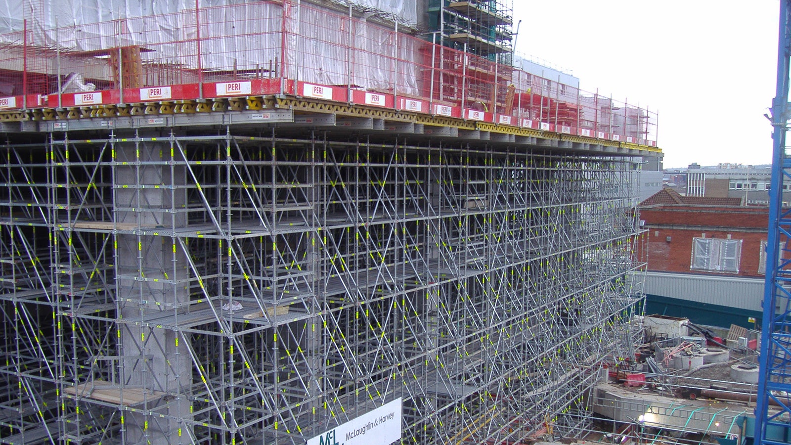 The temporary works provided support to the 14.50m 2-floor element and pvodided a matrix of steel-deck working platforms enabling safe access and close monitoring during massive concrete pours