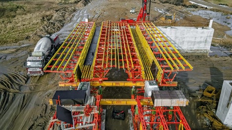 The implementation plan featured two independent bridge superstructures with a pre-stressed, twin-webbed T-beam cross-section. The two superstructures were alternately concreted whereby the formwork and shoring were placed in an offset position from one bridge segment to the other.