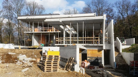 Šesť oporných železobetónových múrov vyrástlo pomocou debnenia MAXIMO s povrchom v najvyššej kvalite pohľadového betónu SB 3. Stropné železobetónové konštrukcie hrúbky 200 mm a 180 mm boli zhotovené stropníkovým nosníkovým debnením MULTIFLEX