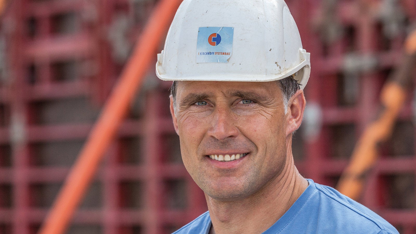 Mit MAXIMO erzielen wir eine große Zeitersparnis, dadurch sind wir mit wenig Personal voll im Zeitplan. Wenig verschiedene Systemteile reduzieren die Laufwege und Suchzeiten, der einseitig bedienbare Anker spart den Mann – und bei hohen Wänden das Gerüst – auf der Gegenseite. Darüber hinaus ist das Betonbild mit dem gleichmäßigen Raster absolut sehenswert.