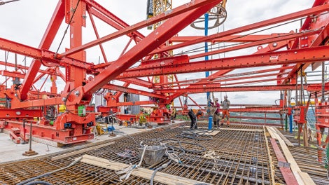 Der gevoutete Spanbeton-Hohlkasten wird in 5,75 m langen Betonierabschnitten im Freivorbau monolithisch hergestellt, also Boden, Wände und Fahrbahnplatte in einem Guss und ohne jegliche Arbeitsfuge.