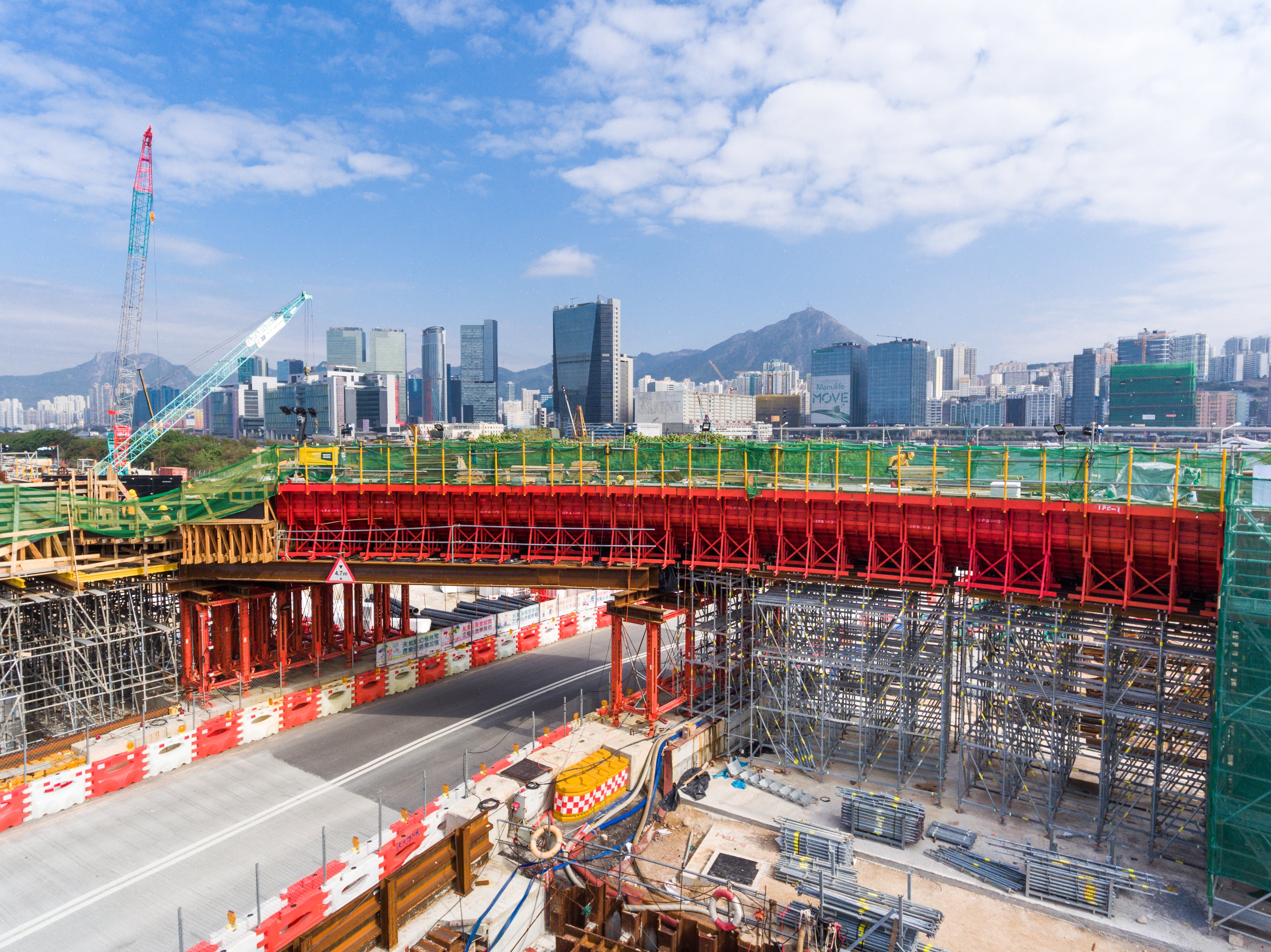 Heavy shoring for portal openings in falsework for nearby link walkway