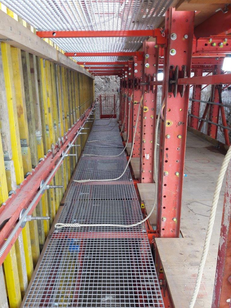 Plateaux rabattables type "caillebotis" pour accès et serrage de tiges