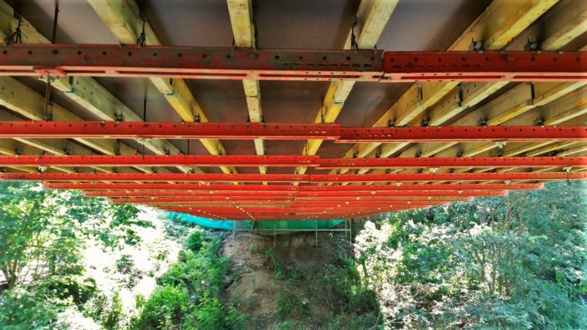 La plataforma descolgada permite realizar los trabajos de mantenimiento con seguridad.