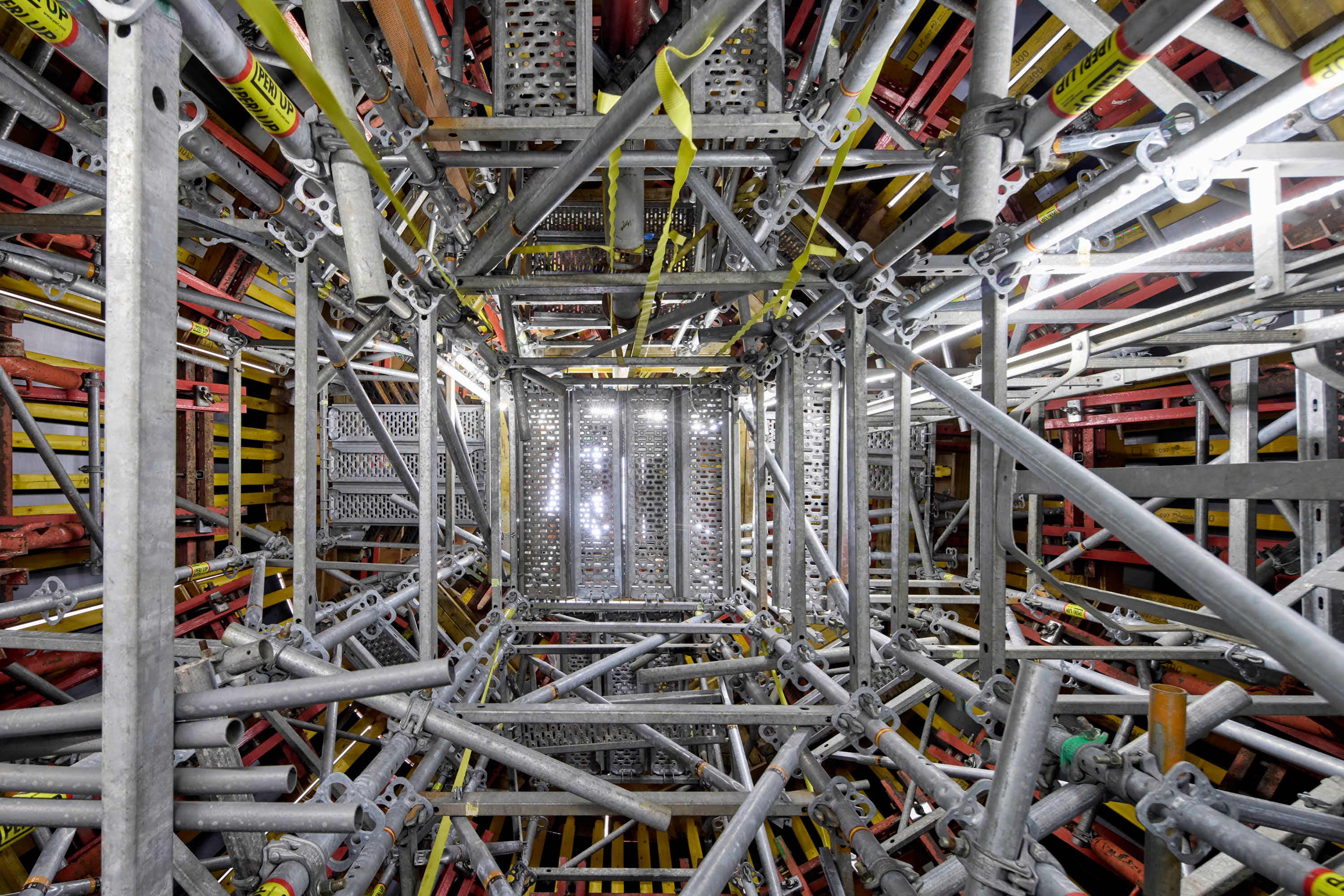 Le système PERI UP, qui peut servir à la fois de système de coffrage et d'échafaudage, s'avère également d'une valeur inestimable dans ce projet.