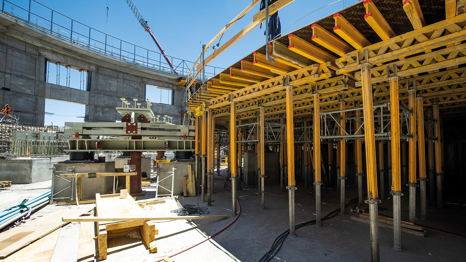 Shoring construction consisting of ST 100 stacking towers for load transfer of the cantilevered platform at the top
