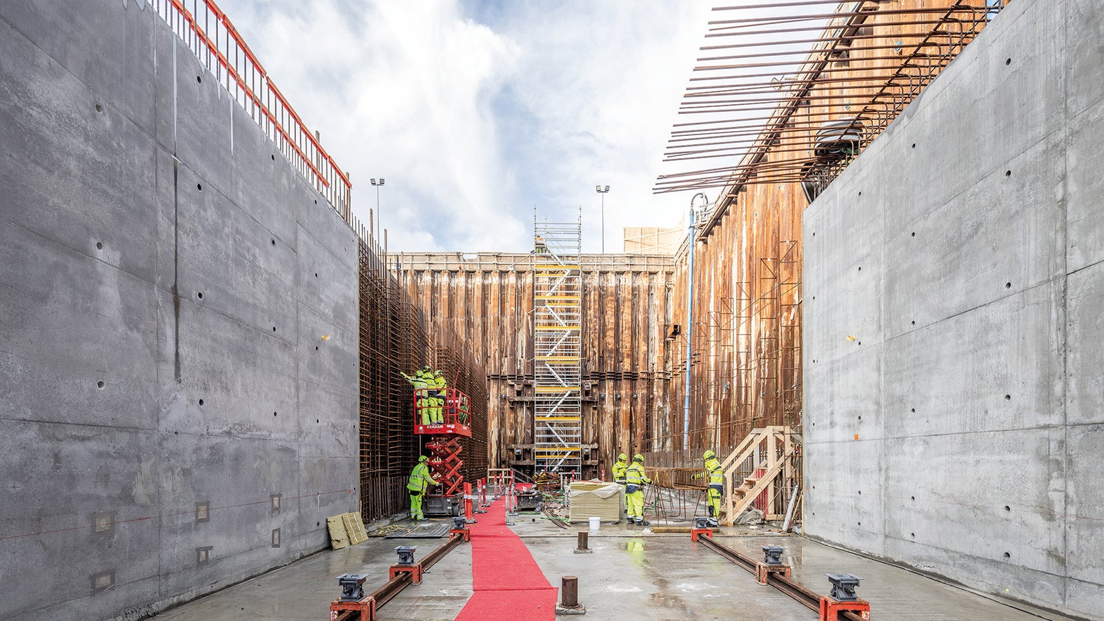 Der Tunnel wird in offener Bauweise errichtet, wobei Bodenplatte, Wände und Decke nacheinander in 54 Abschnitten betoniert werden.