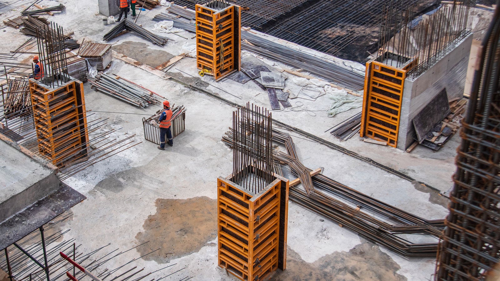 С системными элементами TRIO ST бетонируют квадратные и прямоугольные колонны. Специальные отверстия в торцах и по ширине щитов для простого и быстрого соединения элементов с помощью колонных болтов, позволяют значительно сократить время монтажа.