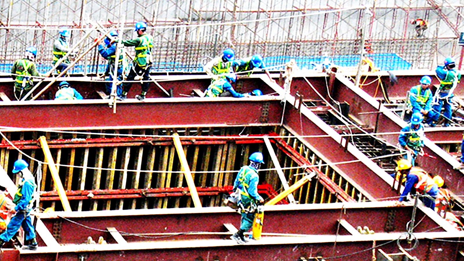 The project had different construction element shapes with thick and straight walls