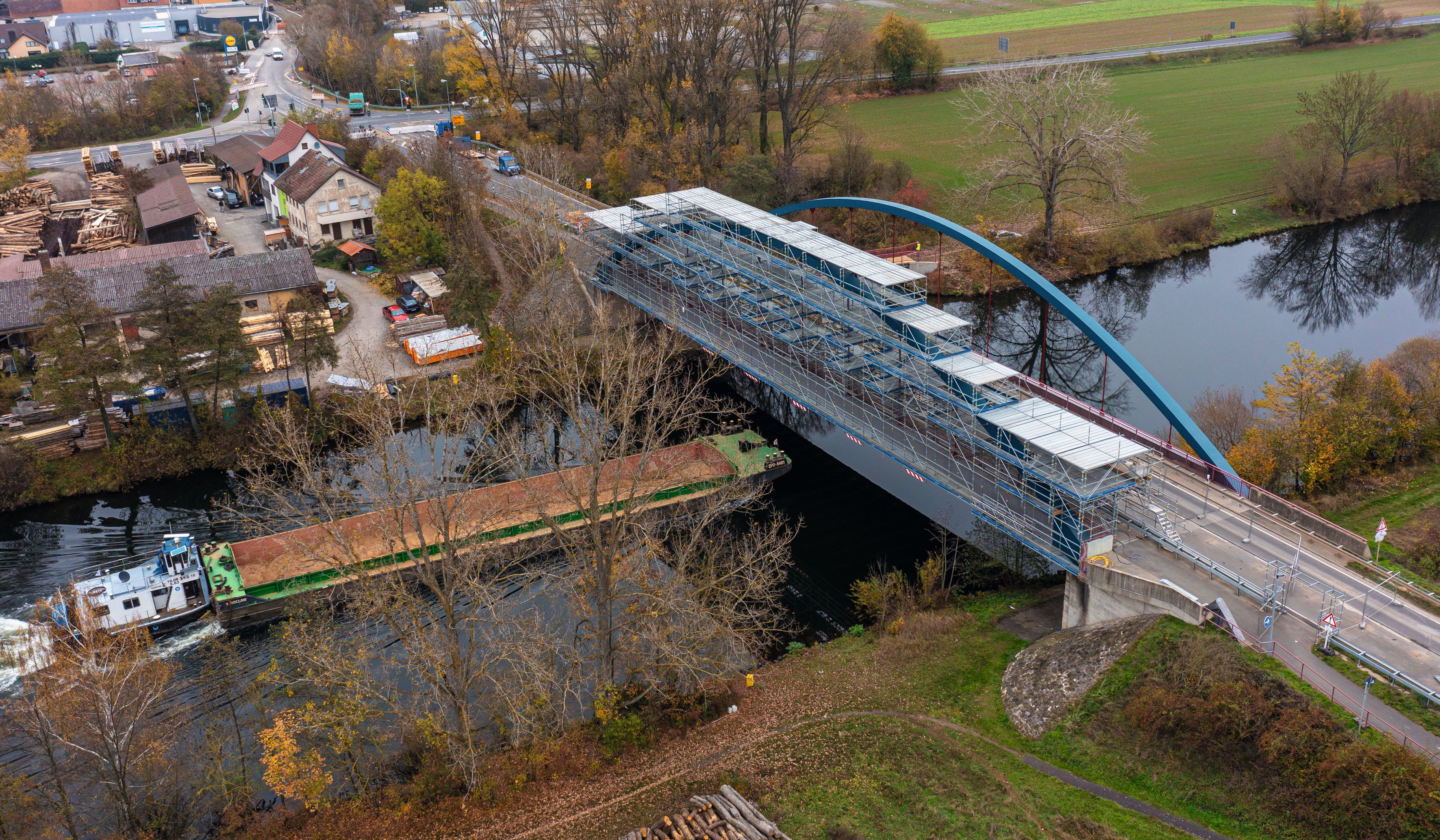 Die Gerüst- und Sanierungsarbeiten durften den Schifffahrtsbetrieb auf dem Main zwischen Schweinfurt und Bamberg nicht beeinträchtigen.