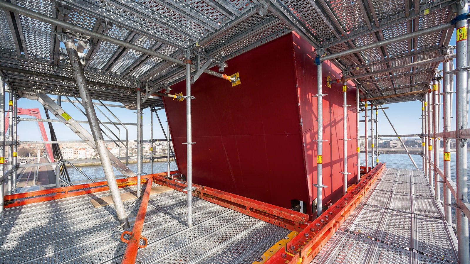 Designed to accommodate high wind loads, the scaffold anchoring and bracing was also realized with rentable VARIOKIT system components.<br/>
