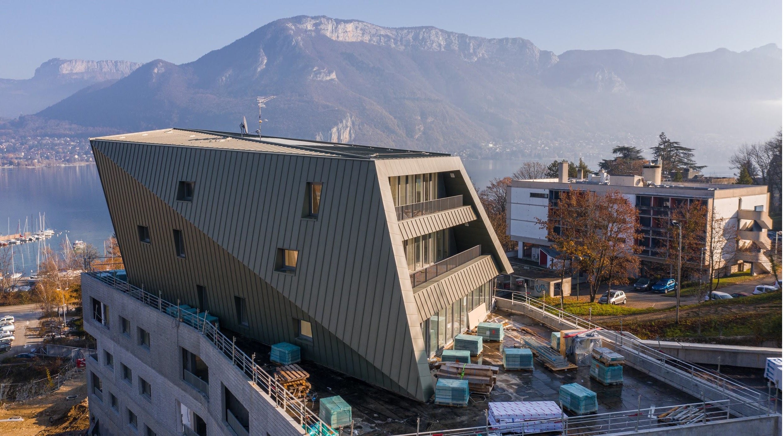 Ensemble Avant-Scène Trésums à Annecy (74), face au lac : plus de 20 bâtiments avec terrasses au bord du Lac d’Annecy, et un hôtel 4* rénové et agrandi.<br/>(Photo : E.G.B.I Perrin)<br/>