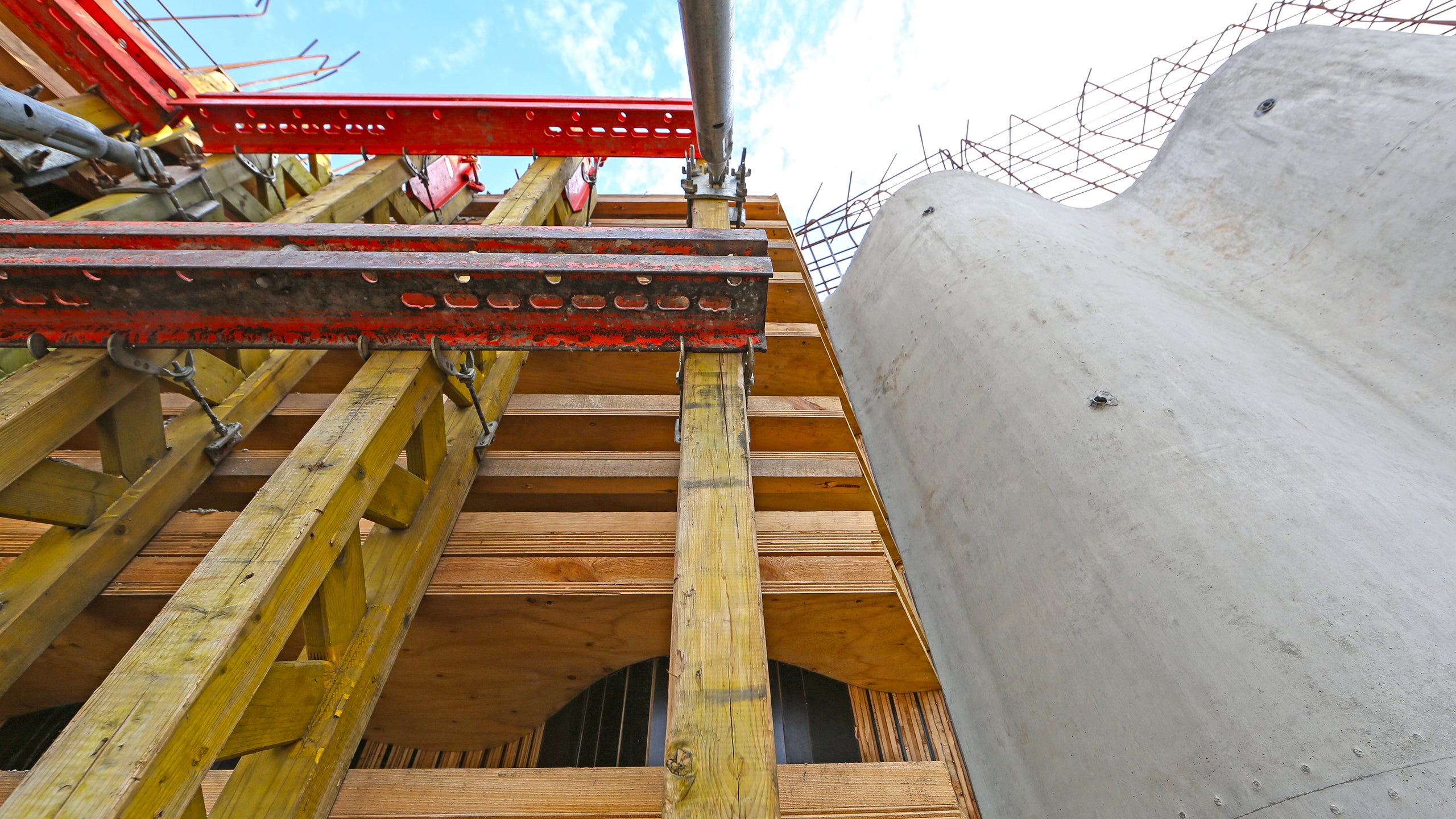 Sala koncertowa połączona łącznikiem z Państwową Szkołą Muzyczną I i II Stopnia w Jastrzębiu-Zdroju