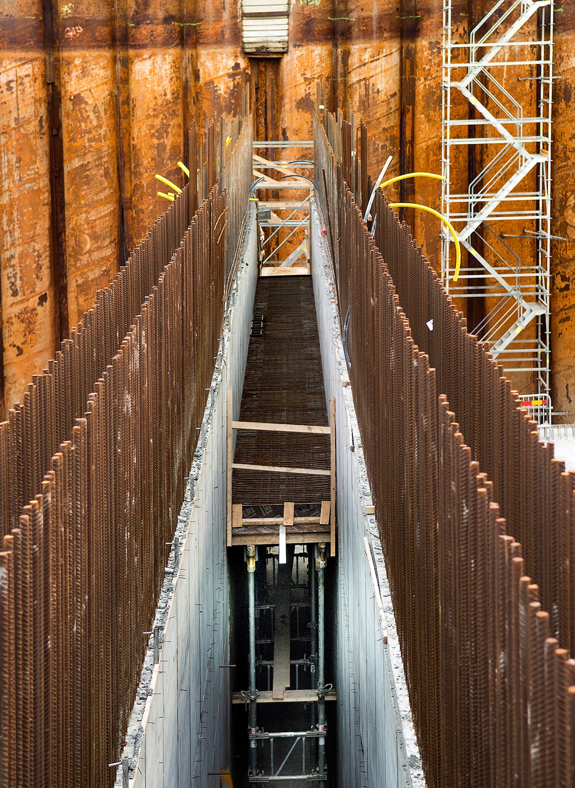 Schaktgropen används som torrdocka för produktion av de tre sänktunnelelementen