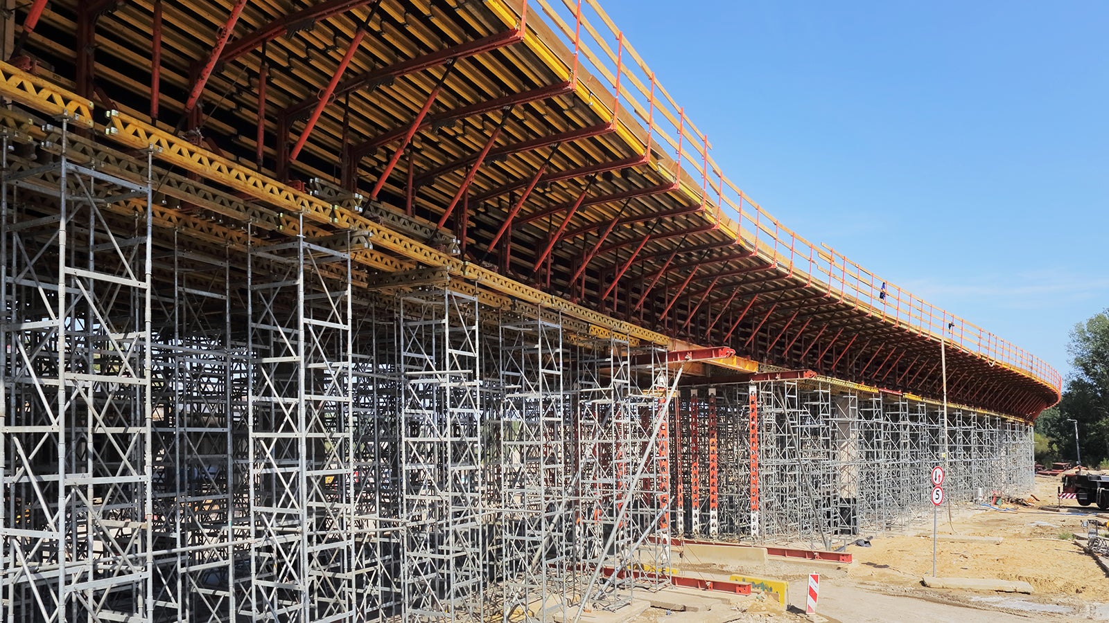 Wieże stosu PERI ST 100 jako podparcie ustroju nośnego.