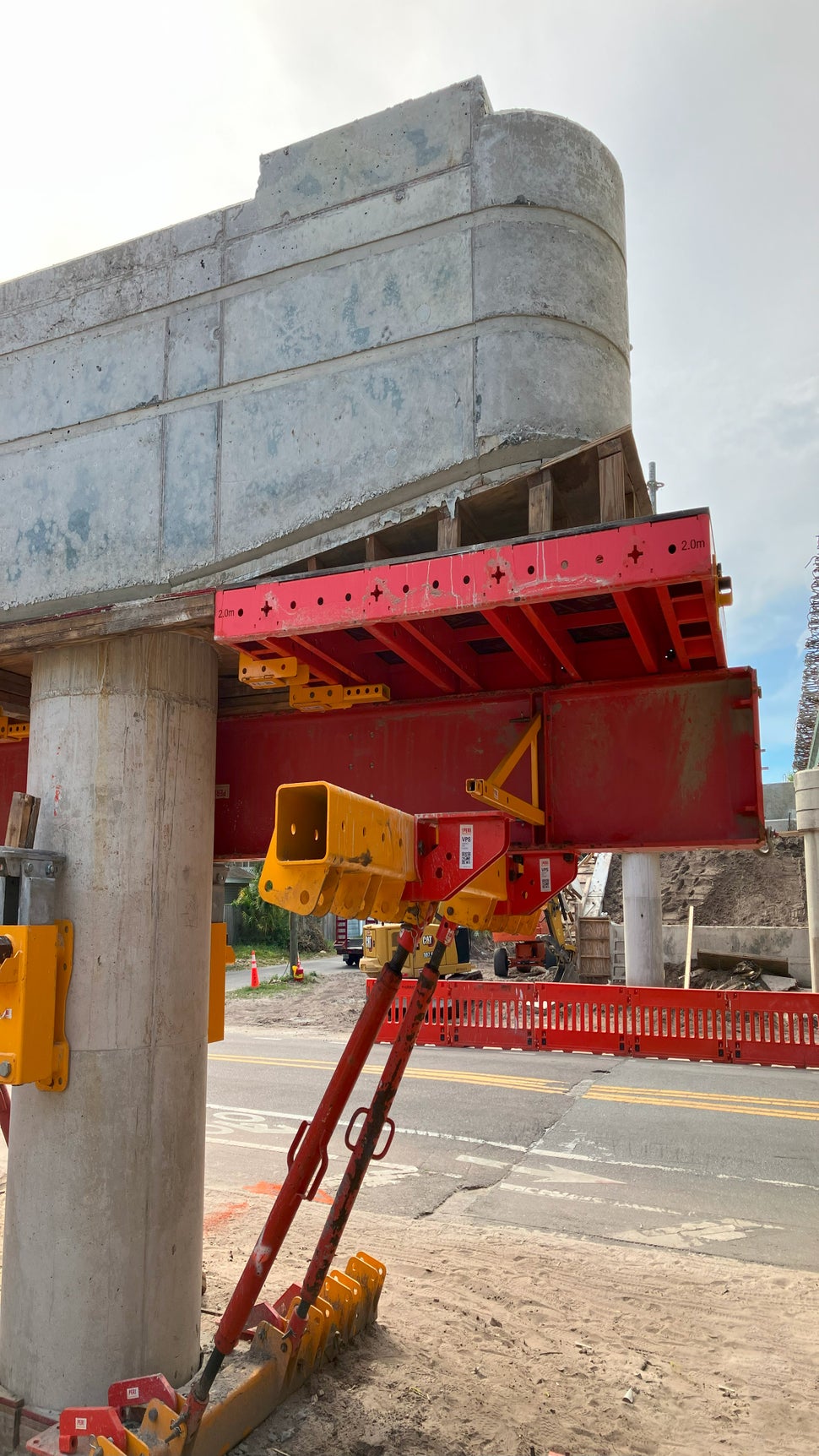 One of the two sides of the dancefloor has been removed. To save labor, it is important to dismantle the least amount of material possible.