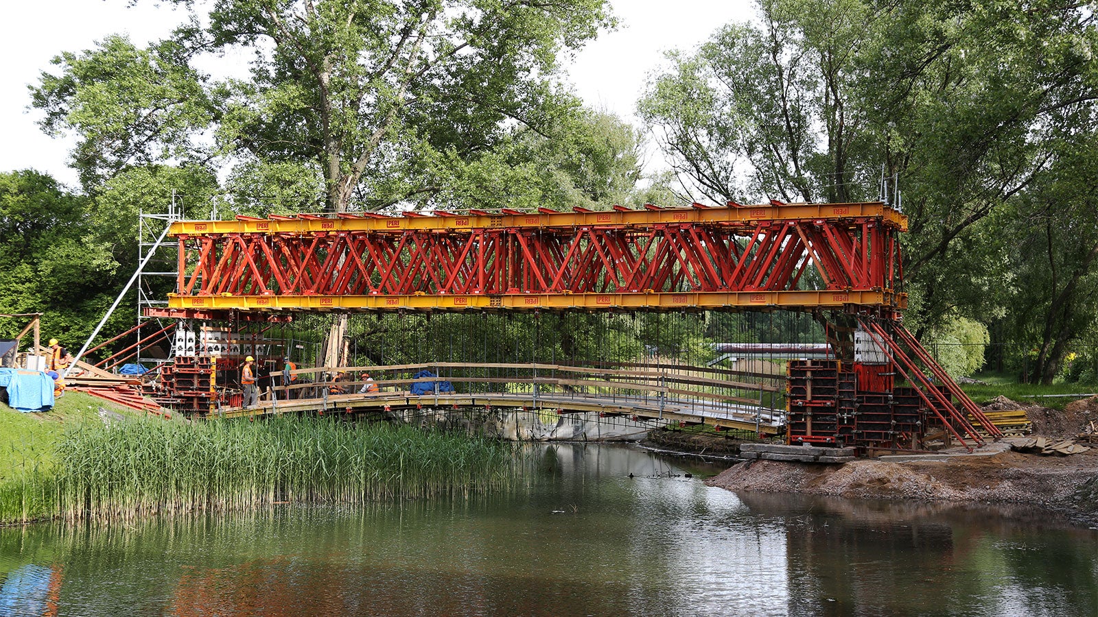 Podwieszenie obiektu 9TA na systemie krat HD umożliwiło wykonanie obiektu bez podparcia na gruncie. tym razem zostały zachowane wymogi odnośnie ochrony środowiska.