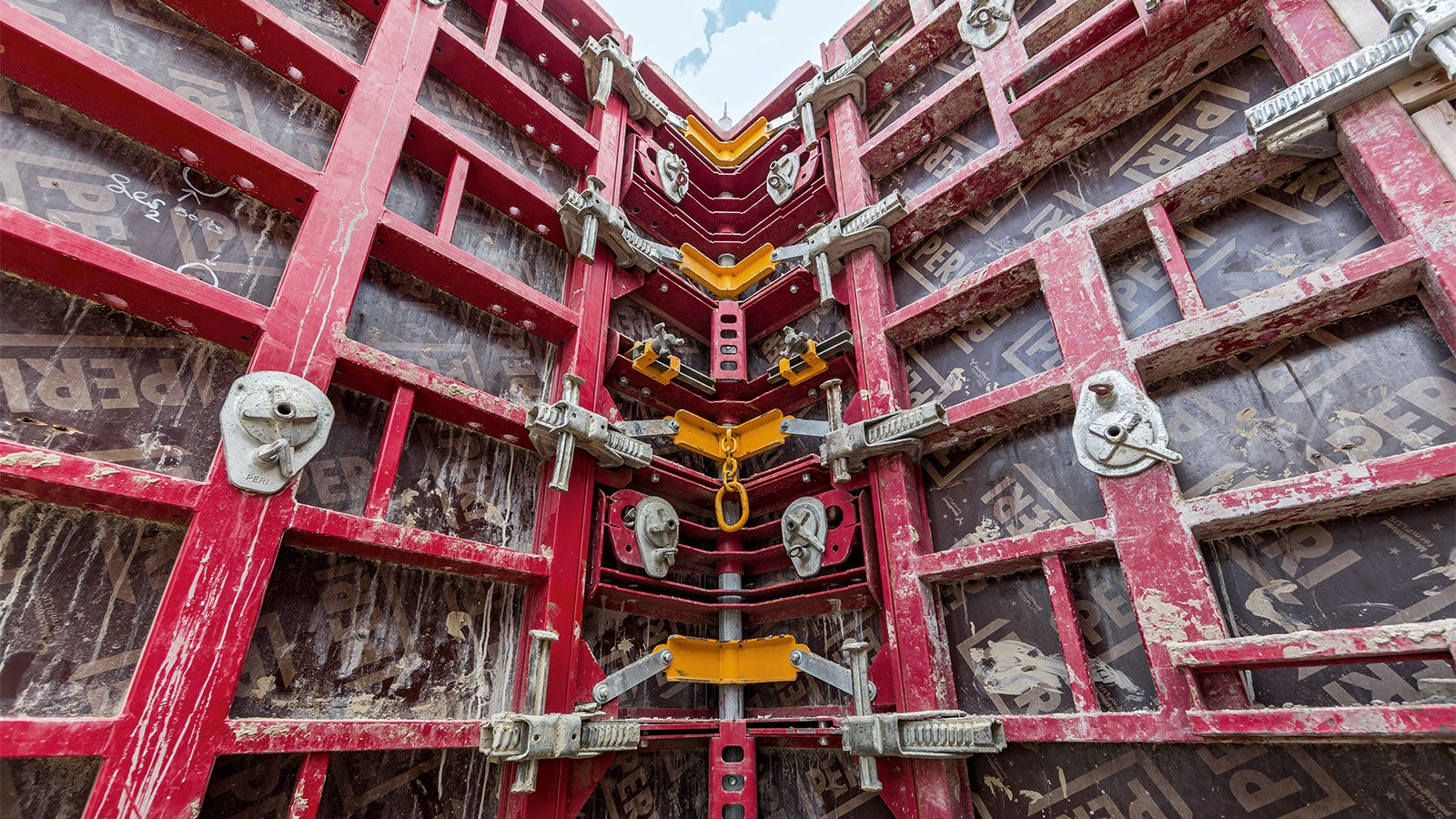 Once struck, a clearance of 35 mm is created on each side of the shaft so that the entire internal shaft formwork can be moved to the next level.<br/>