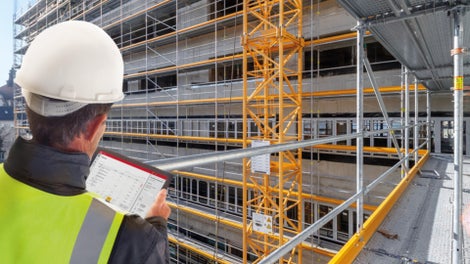 Mit dem PERI QuickSolve Fassadengerüstplaner können Gebäude schnell und einfach digital eingerüstet werden.