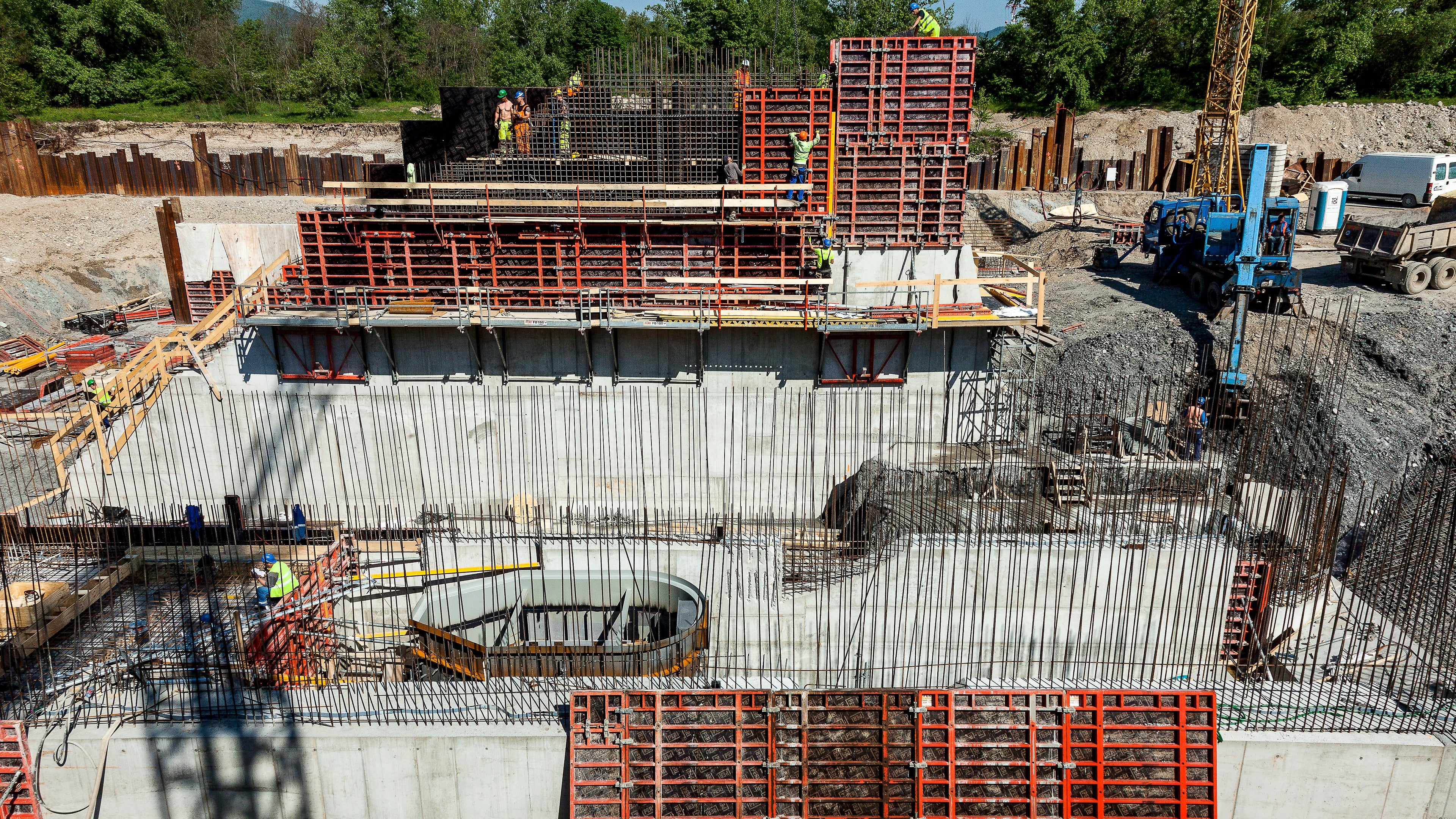 Z dôvodu, že sa dilatačný blok nachádza pod úrovňou terénu do hĺbky 5,00m, boli pre debnenie stien navrhnuté oporné rámy SB v kombinácii s debnením TRIO. Pre debnenie podlahy bol navrhnutý rošt závor SRU podopretých podpernými vežami Rosett. Založenie podpernej konštrukcie predstavovalo náročnú výzvu, keďže spodná doska, na ktorú bola podperná konštrucia položená, bola spodnou doskou vstupu a bola vo výraznom spáde a prechodnici do vodorovnej roviny.