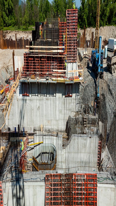 Z dôvodu, že sa dilatačný blok nachádza pod úrovňou terénu do hĺbky 5,00m, boli pre debnenie stien navrhnuté oporné rámy SB v kombinácii s debnením TRIO. Pre debnenie podlahy bol navrhnutý rošt závor SRU podopretých podpernými vežami Rosett. Založenie podpernej konštrukcie predstavovalo náročnú výzvu, keďže spodná doska, na ktorú bola podperná konštrucia položená, bola spodnou doskou vstupu a bola vo výraznom spáde a prechodnici do vodorovnej roviny.