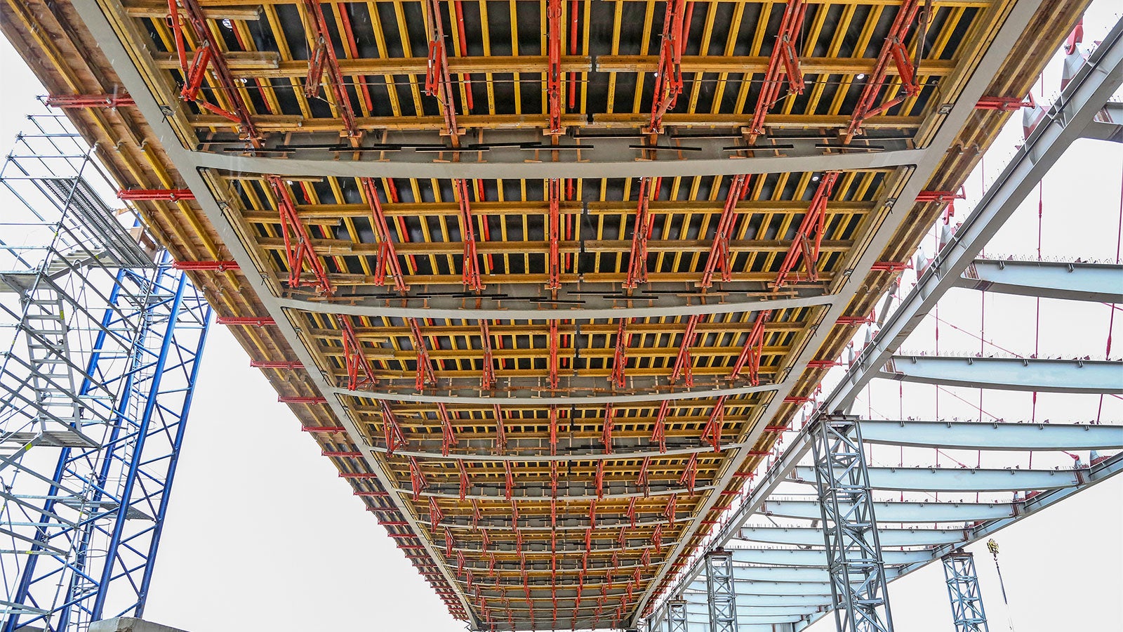 Deskowanie wewnętrzne PERI VARIO podzielone na dwa asymetryczne blaty dla sprawniejszego rozdeskowania ustroju.