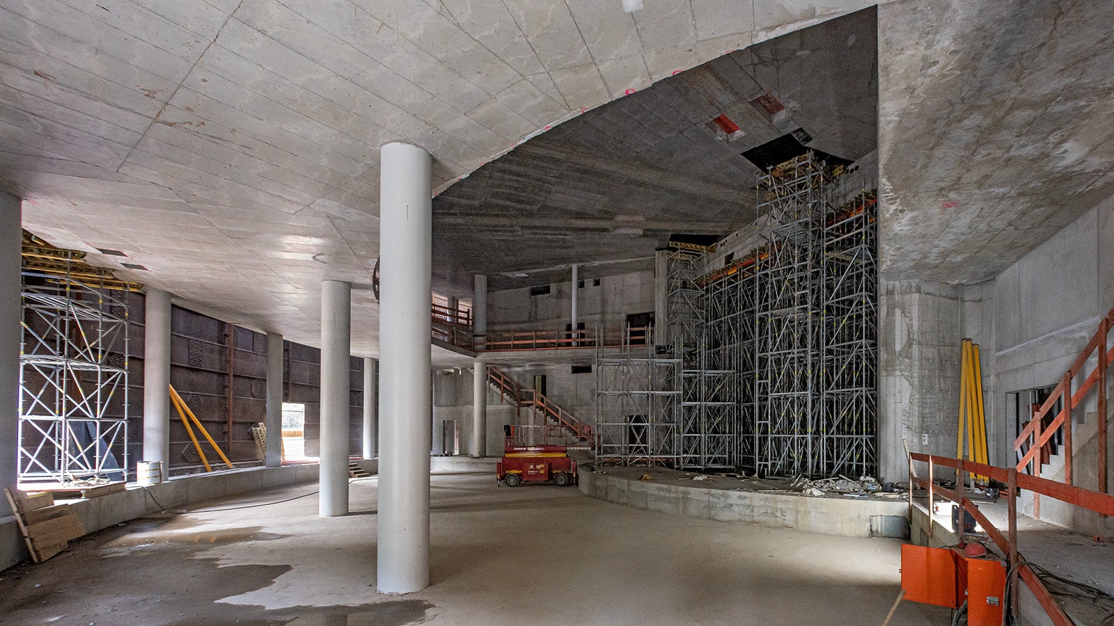 Most of the wall and slab surfaces in the new building were made of architectural concrete.