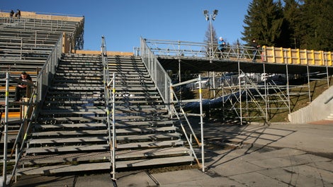 Přístup k mobilní tribuně.