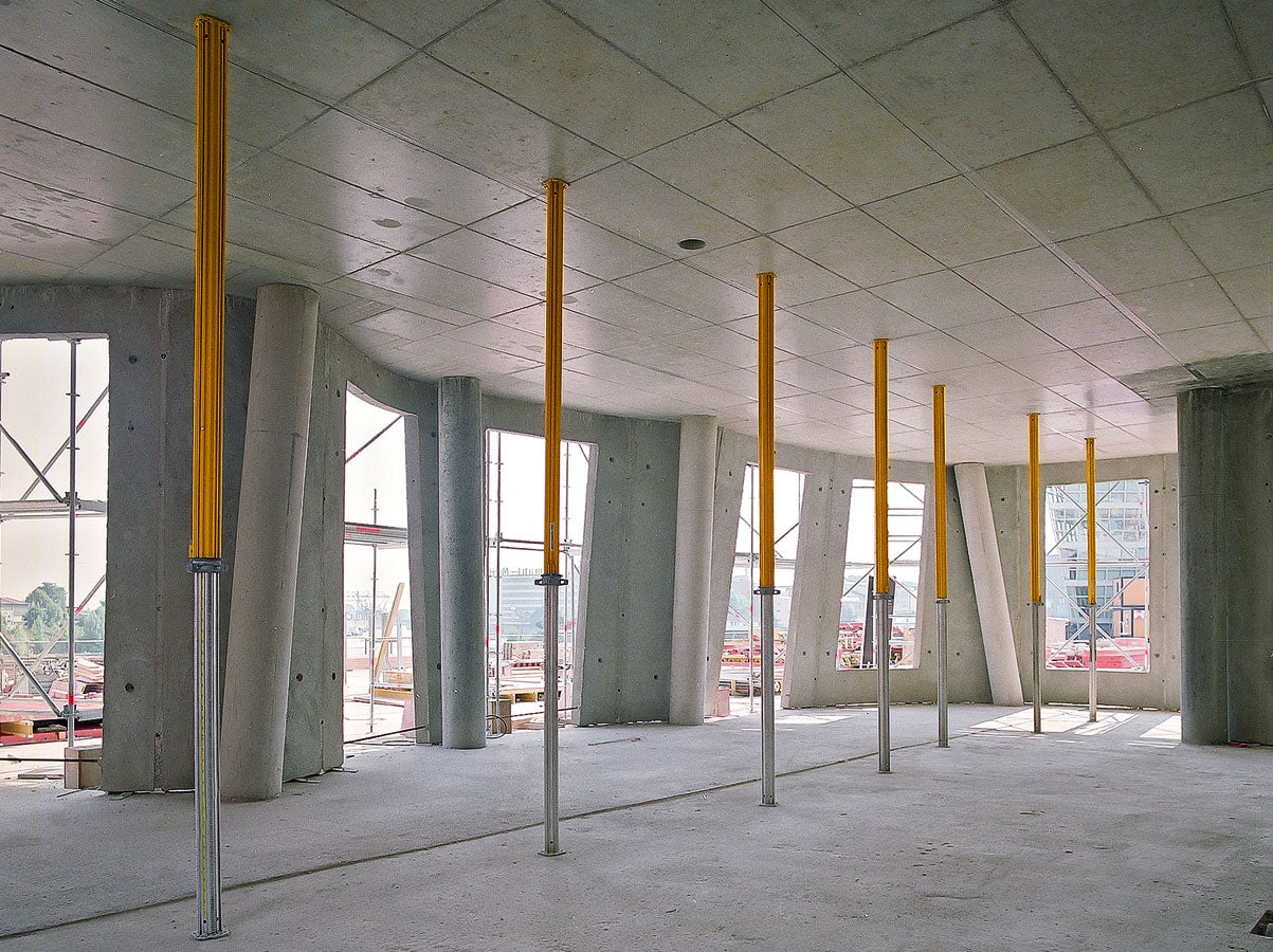 The SKYDECK slab formwork was the right solution for this very unusual building. Using system components, the curved slab edges could be formed quickly and easily.