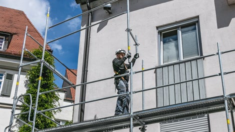 Easy Çerçevesi ile bir üst katın korkuluğu alttaki yürüme platformundan takılabilir.Böylece iskeleci bir üst kata çıktığında güvenli bir çalışma ortamına sahip olur.Diğer bir detay ise havaya kalkmayı önleyici otomatik kilitleme sistemi ile güvenlik seviyesi en üst noktaya ulaşır.