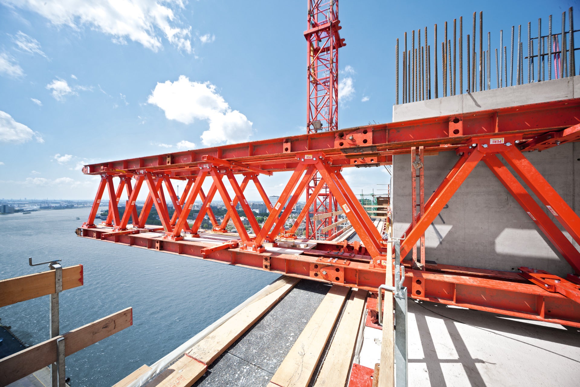 Einfache Montagetechniken, wie etwa das Verbinden mittels Passbolzen, oder das Anpassen über Spindeln, reduzieren den Arbeits- und Montageaufwand<br/>