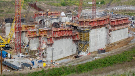 For constructing the power plant walls, the single-sided SCS climbing system is being used. The loads are transferred – without formwork ties – via the brackets in the climbing anchor of the previous concreting section.