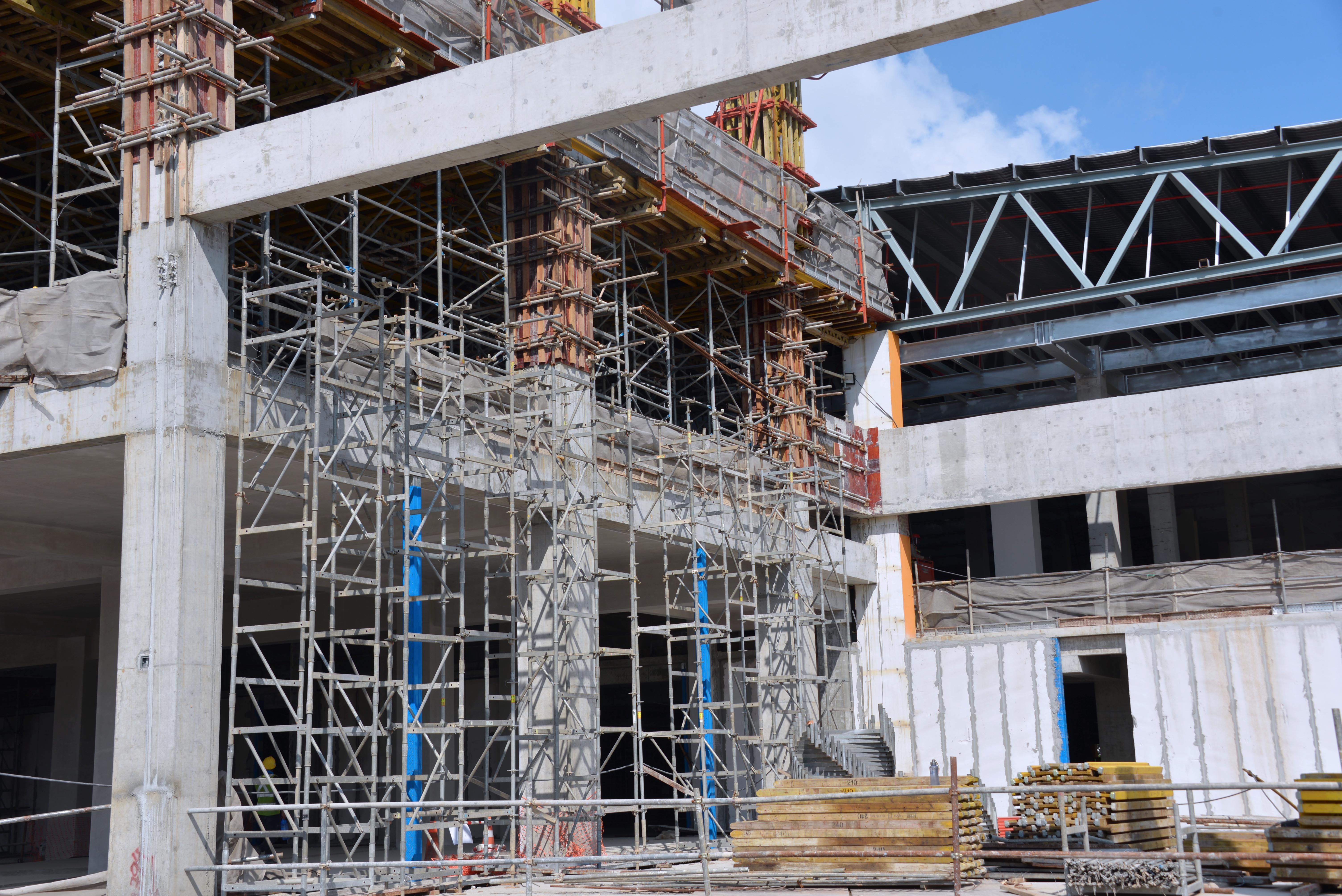 Mixed use of ST100 loosing shoring and PERI UP for 3rd level beams with maximum depth of 1400mm