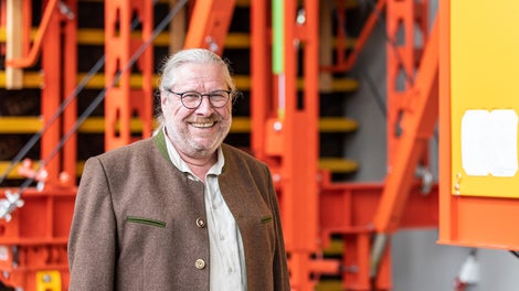 "在珠海的第一晚，我们去吃了饭。宽志问我能不能用筷子吃饭。我反问说‘如果我不会使用筷子，会怎样？’他回答说，‘那你只能挨饿了！’除了许多其他技术上的挑战，我也克服了这个问题。幸运的是，我认为中国的美食实在太棒了，而且在中国，商务宴请是建立良好合作关系的重要部分，而我在这方面也做的很棒。"