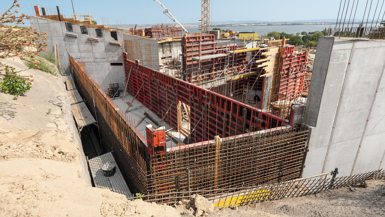 Budova muzea z pohledového betonu s běžnými systémy bednění.