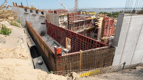 Budova muzea z pohledového betonu s běžnými systémy bednění.