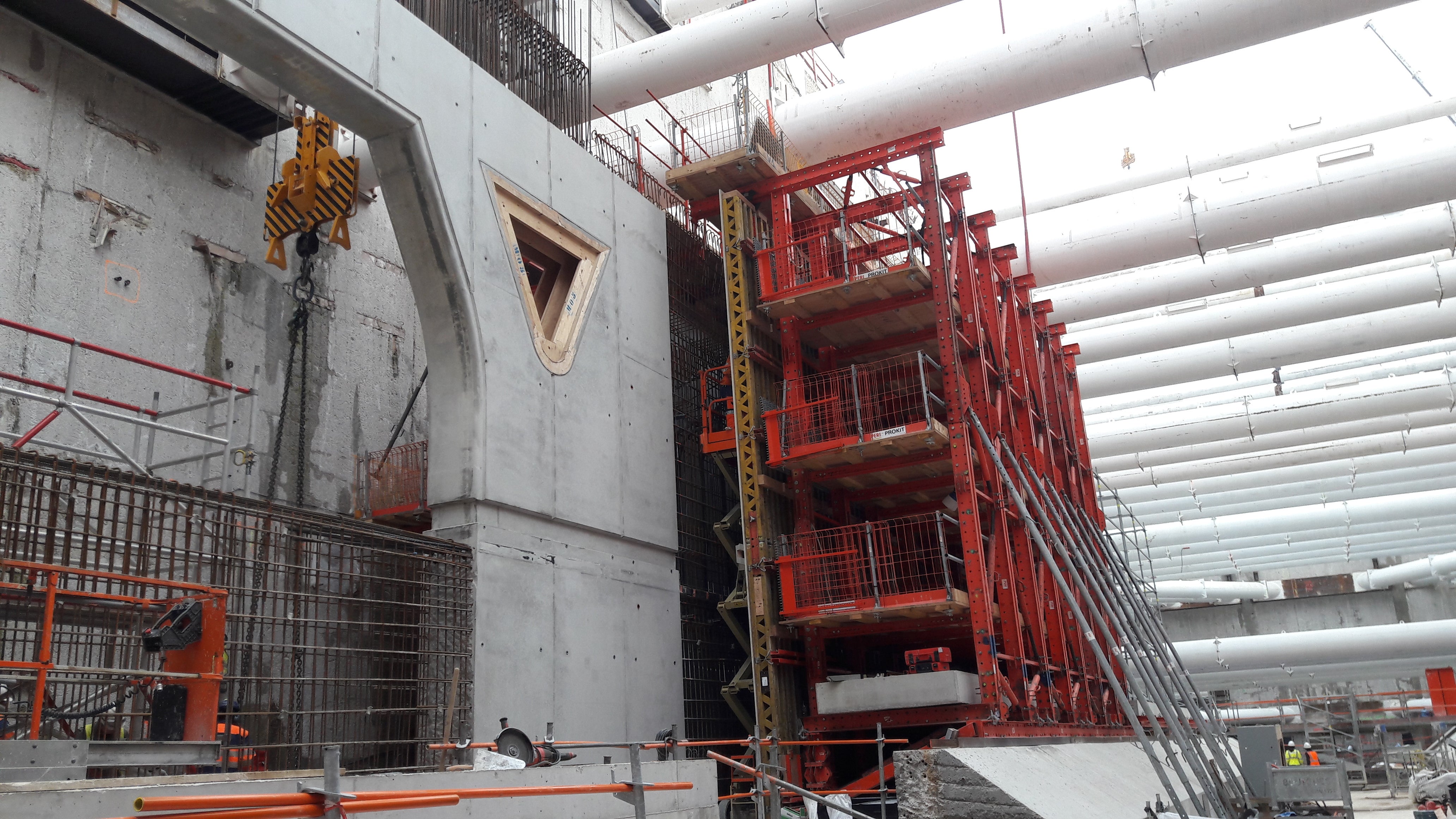 Vue du portique coffrant en réalisation des voiles - 1