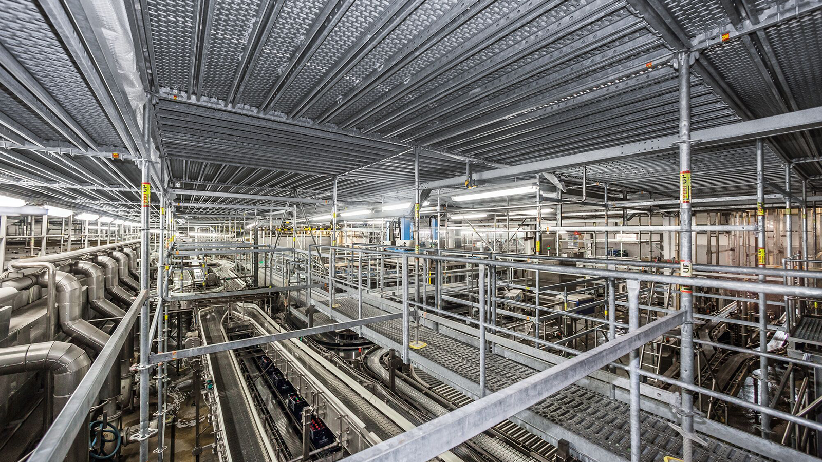 Гибкость и универсальный шаг системы PERI UP Flex обеспечивают возможность монтировать промышленные леса даже в самых труднодоступных местах. Для упрощения установки одного уровня между стойками возможен монтаж опоры без базовых элементов (патрубков). 