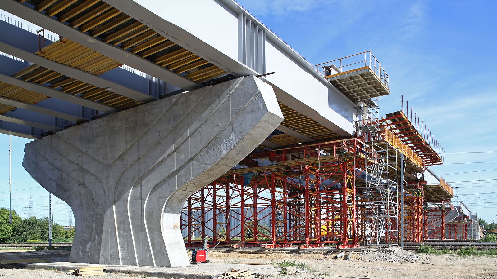 Przestrzenny wzór „drzewa” na przyczółkach i podporach pośrednich został zrealizowany jednym zestawem deskowania przy trzykrotnej rotacji.<br/>