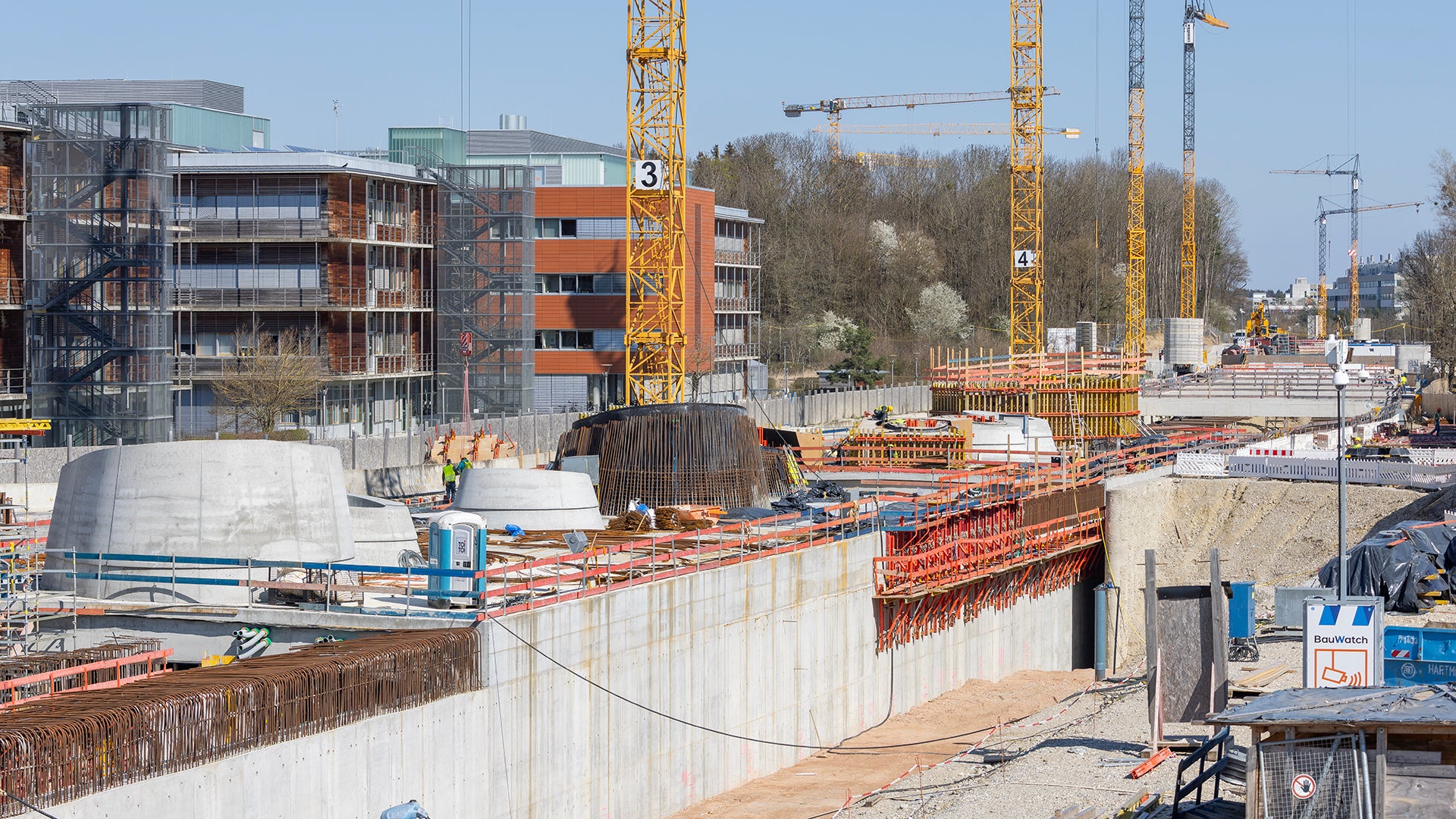 Der 120 m lange Bahnhofsbereich mit seinen Entrauchungs-, Lüftungs- und Lichtöffnungen geht nahtlos über in etwa 850 m lange Tunneltrasse zum bisherigen Endbahnhof am Klinikum Großhadern.